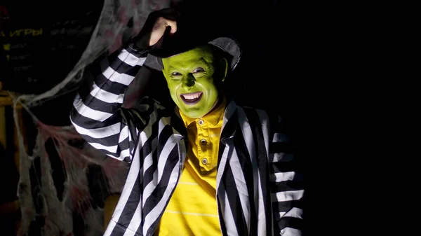 Вечеринка Хэллоуин Ночь Сумерки Лучах Света Человек Ужасным Макияжем Зеленым — стоковое фото