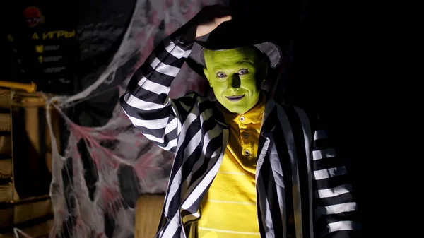 Хэллоуин Вечеринка Ночь Сумерки Лучах Света Человек Ужасным Макияжем Зеленым — стоковое фото