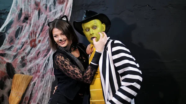 Хэллоуинская Вечеринка Фотосессия Молодые Люди Одетые Страшные Костюмы Ужасным Макияжем — стоковое фото
