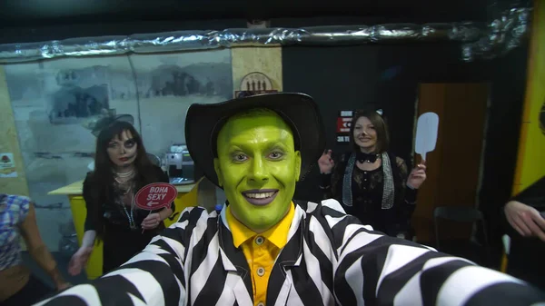Хэллоуин Вечеринка Ночь Портрет Человека Зеленым Лицом Шляпе Ужасным Макияжем — стоковое фото
