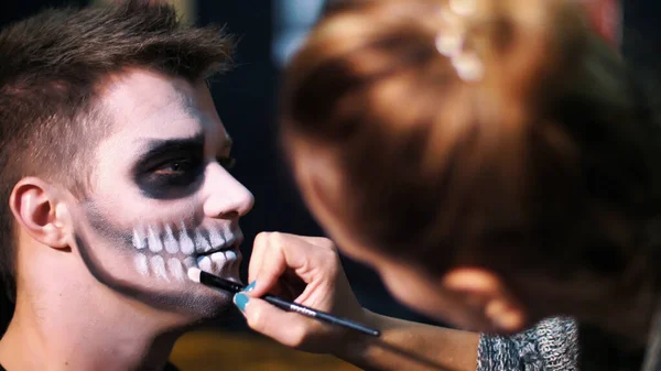 Pesta Halloween Close Make Artist Menggambar Riasan Mengerikan Wajah Seorang Stok Gambar