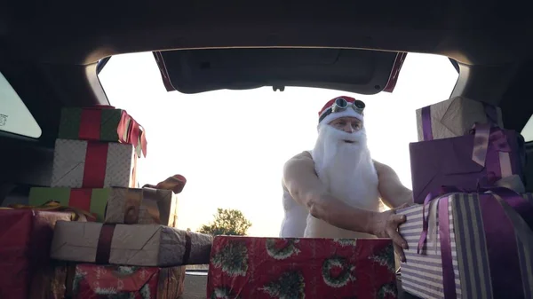 Kerstman Die Geschenken Aflevert Cadeaus Van Kerstman Bezorgdienst Bezorger Laadt — Stockfoto