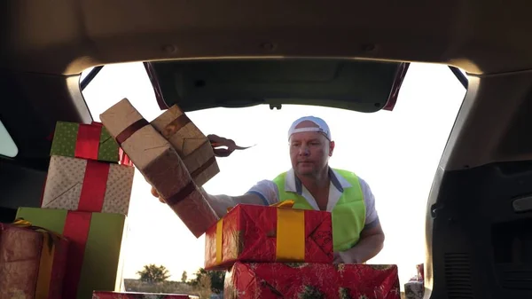 Bezorgdienst Bezorger Met Beschermend Masker Koerier Laadt Dozen Uit Geschenkdozen — Stockfoto