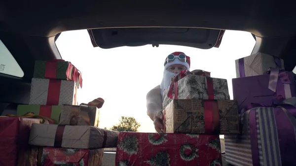 Санта Клаус Доставляє Подарунки Подарунки Санти Служба Доставки Завантажує Коробки — стокове фото