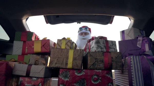 Kerstman Die Geschenken Aflevert Cadeaus Van Kerstman Bezorgdienst Bezorger Laadt — Stockfoto