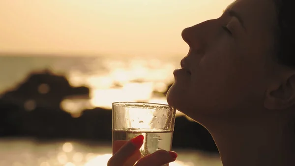 Glas Wasser Bei Sonnenuntergang Nahaufnahme Silhouette Frau Hält Profil Ein — Stockfoto