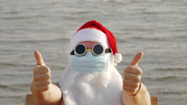 Смішний Санта Клаус Захисній Масці Санта Сонцезахисних Окулярах Розмахуючи Руками — стокове фото