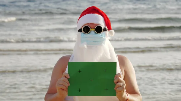 Koruyucu Maskeli Komik Noel Baba Noel Baba Güneş Gözlüklü Elinde — Stok fotoğraf