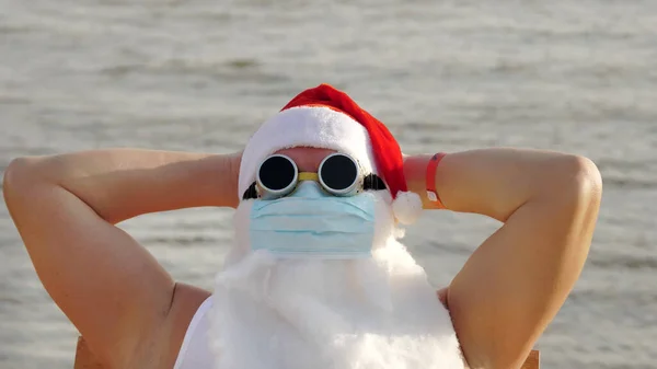 Grappige Kerstman Met Een Beschermend Masker Kerstman Een Zonnebril Zonnebaden — Stockfoto