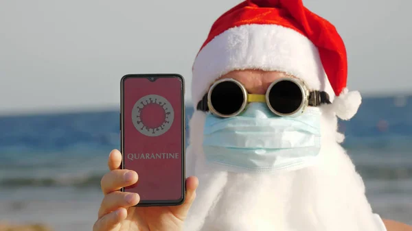 Смішний Санта Клаус Захисній Масці Санта Сонцезахисних Окулярах Тримає Смартфон — стокове фото