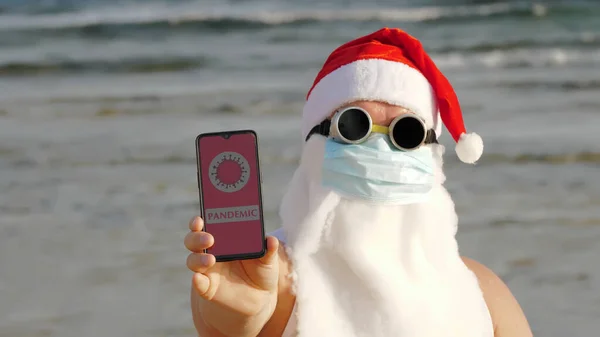 Grappige Kerstman Met Een Beschermend Masker Santa Een Zonnebril Houdt — Stockfoto