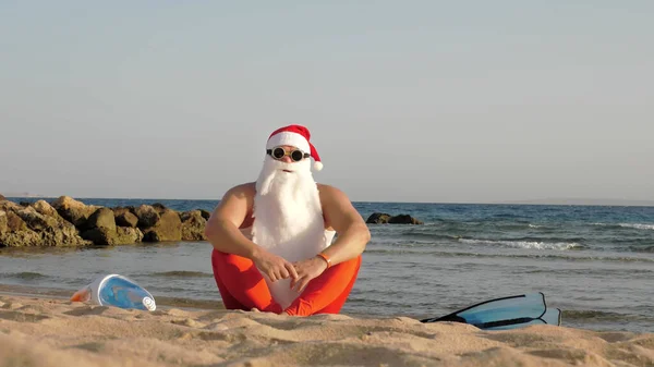 Летние Каникулы Санта Клауса Дед Мороз Веселится Санта Занимается Йогой — стоковое фото