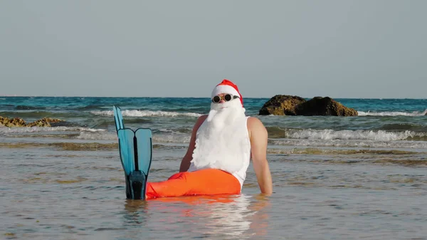 Grappige Kerstman Kerstman Zonnebril Flippers Zitten Plezier Hebben Ontspannen Het — Stockfoto