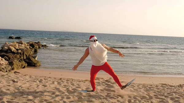 Kerstman Zomervakantie Kerstman Heeft Plezier Grappige Kerstman Flippers Loopt Door — Stockfoto