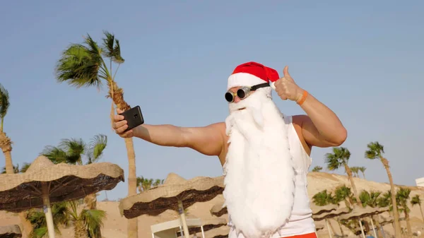 Der Weihnachtsmann Macht Selfie Weihnachtsmann Sommerurlaub Weihnachtsmann Blogger Der Lustige — Stockfoto