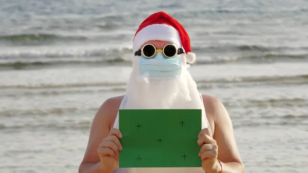Śmieszny Święty Mikołaj Masce Ochronnej Mikołaj Okularach Przeciwsłonecznych Trzymając Zielony — Zdjęcie stockowe
