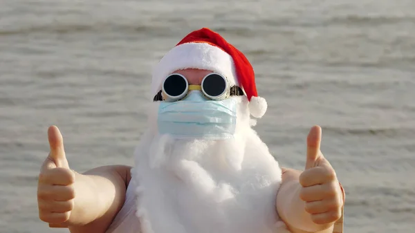 Grappige Kerstman Met Een Beschermend Masker Kerstman Een Zonnebril Zwaaiende — Stockfoto