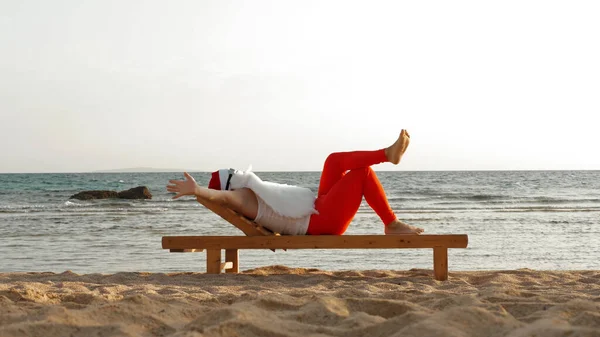 재미있는 클로스는 햇빛을 받는다 산타는 선글라스를 해변에 라운지에 있습니다 클로스는 — 스톡 사진
