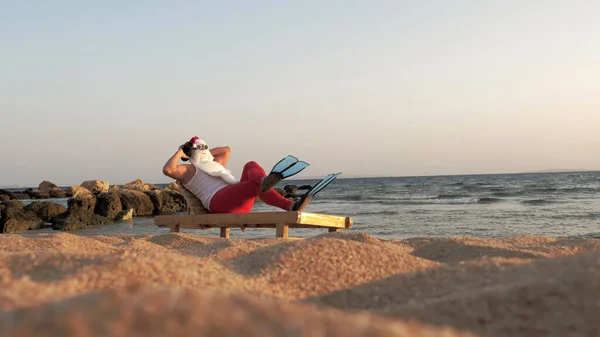 Άγιος Βασίλης Κάνει Ηλιοθεραπεία Αστείος Άγιος Βασίλης Γυαλιά Ηλίου Και — Φωτογραφία Αρχείου