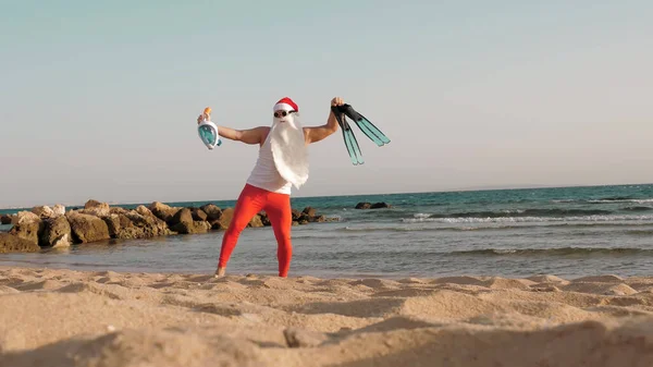 클로스의 아버지 크리스마스 클로스는 요가를 해변에서 오리발 스노클링 마스크를 선글라스를 — 스톡 사진