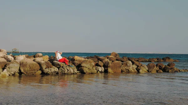 Santa Claus Sunbathes Santa Claus Having Fun Funny Santa Sunglasses — Stock Photo, Image