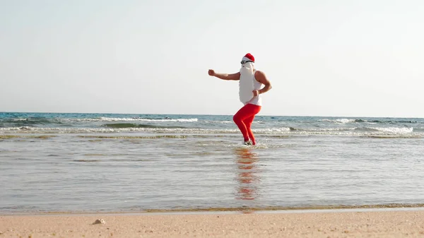 Grappige Kerstman Kerstman Zonnebril Flippers Plezier Het Zeewater Buurt Van — Stockfoto