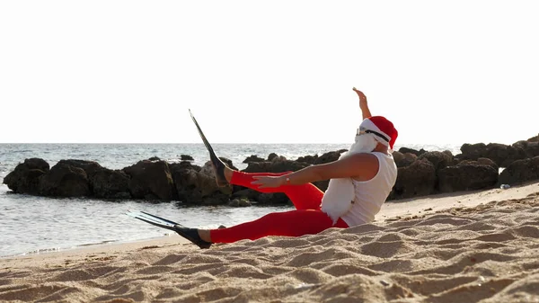 클로스의 산타클로스가 재밌게 날개달린 재미있는 산타가 긴장을 고품질 — 스톡 사진