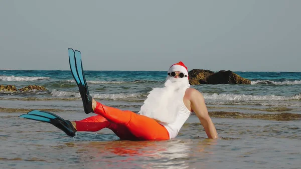 Grappige Kerstman Kerstman Zonnebril Flippers Zitten Plezier Hebben Ontspannen Het — Stockfoto