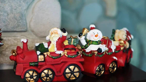 Різдвяні Прикраси Різні Іграшки Статуетки Свічки Створення Святкової Різдвяної Атмосфери — стокове фото