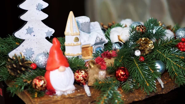 Різдвяні Прикраси Різні Іграшки Статуетки Свічки Створення Святкової Різдвяної Атмосфери — стокове фото