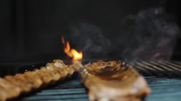 Gegrild Vlees Sappige Varkensribbetjes Worden Gegrild Laaiend Vuur Liggend Zwart — Stockvideo