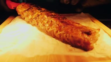 Et. Izgara pirzola. Yakın plan. Şef bir tabağa sulu ızgara domuz pirzolası koyar, soslu, bir müşteriye servis için, restoranda bir ziyaretçiye..