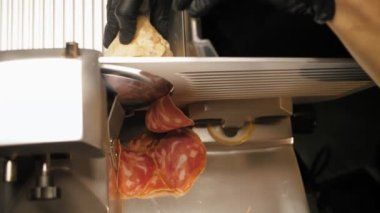 Dilimleme makinesi. jamon. Elektrikli dilimleme makinesi jambonu keser. Yakın plan. Kesme makinesinde İspanyol jamon iberico dilimleme.