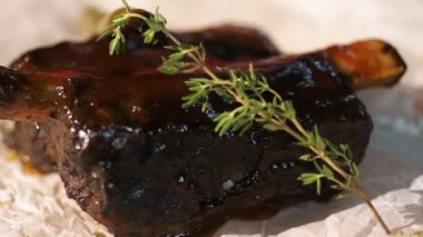 Et. Izgara kaburga. Acı biberiye, acı biber ve baharatla süslenmiş soslu ızgara sulu domuz pirzolası. Döndürme. Şeften bir tabak. restoran mutfağı.