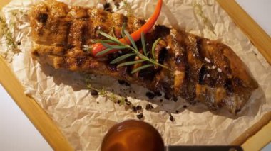 Et. Izgara kaburga. Üst Manzara. Izgara sulu domuz pirzolası, kokulu biberiye, acı biber ve baharatla süslenmiş, pide ekmeğinde. Döndürme. Restoran mutfağı. Barbekü.