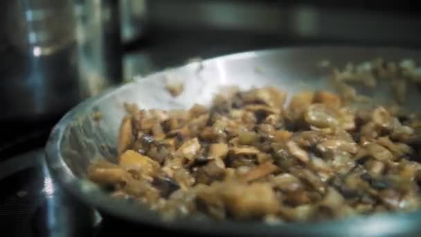 Chef Remuer Les Champignons Avec Oignon Frit Dans Une Poêle — Video