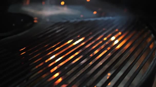 グリル 火の炎でバーベキューグリル レストランのキッチンで大きなグリルを回転させます 焼き格子の下から燃える炎が見える Bbq — ストック動画