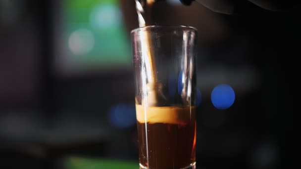 Σφηνάκια Κοκτέιλ Κοντινό Πλάνο Μπάρμαν Ρίχνει Διαφορετικά Αλκοολούχα Ποτά Στρώματα — Αρχείο Βίντεο