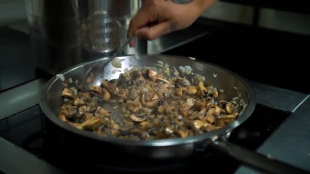Chef Mescola Funghi Con Cipolla Fritta Una Padella Calda Pan — Video Stock