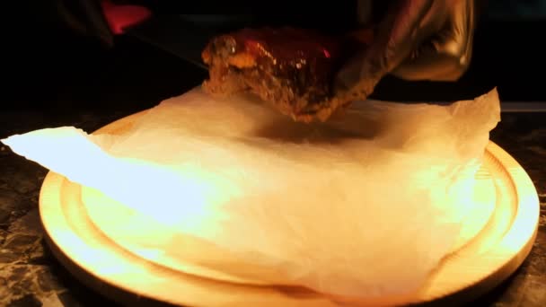 Мясо Жареное Ребро Жареные Сочные Свиные Ребрышки Соусом Украшенные Ароматным — стоковое видео