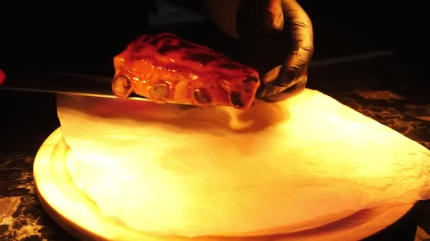 焼きリブ ジューシーな豚バラ肉を焼き 閉鎖だ シェフは料理に肉のジューシーな部分を置きます ソースと肋骨 クライアントにサービスを提供するために レストランの訪問者 — ストック動画