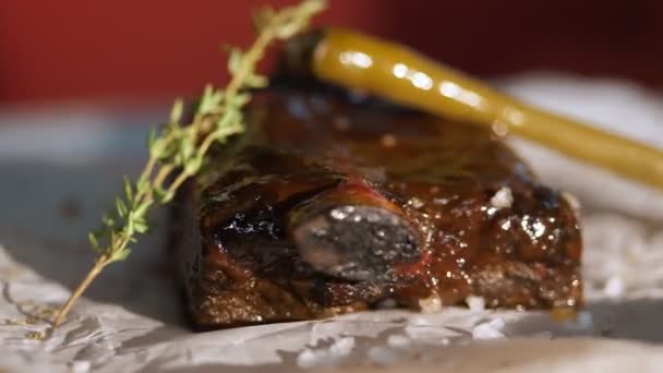 Viande Côte Grillée Côtes Porc Juteuses Grillées Avec Sauce Décorées — Video