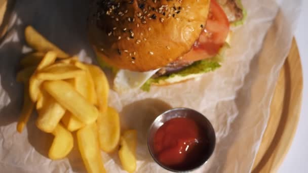 Hamburger Gotowanie Fast Food Zbliżenie Hamburger Frytkami Soczysty Hamburger Mięsem — Wideo stockowe