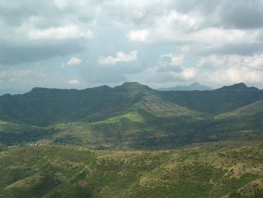 Muson bulutları dağ sırasının üzerinde