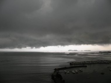 Körfezde yuvarlanan fırtına bulutlarının resimsel görüntüsü