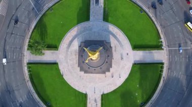 2022 yazında Berlin 'de Tiergarten' de bulunan Golden Victory Column 'un muhteşem hava görüntüsü uçuş hızı rampası Hiperlapse zaman atlaması. Yukarıdan 4k SinematikName