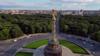 2022 yazında Berlin 'de Tiergarten' de bulunan Golden Victory Column 'un inanılmaz hava görüntüsü uçuş hızı rampası Hiperlapse zaman atlaması. Yukarıdan 4k SinematikName