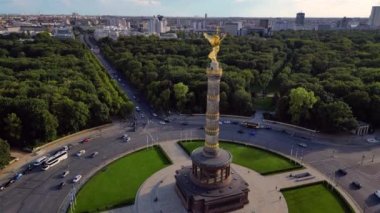 2022 yazında Berlin 'de Tiergarten' de Golden Victory Column 'un mükemmel hava manzaralı uçuş insansız hava aracı. Yukarıdan 4k SinematikName
