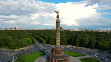 2022 yazında Berlin 'de Tiergarten' de Golden Victory Column 'un hava manzaralı uçuş insansız hava aracı. Yukarıdan 4k SinematikName