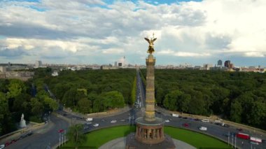 2022 yazında Berlin 'de Tiergarten' de Golden Victory Column 'un muhteşem hava manzaralı uçuş insansız hava aracı. Yukarıdan 4k SinematikName